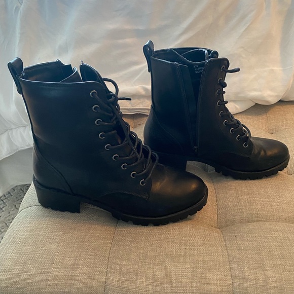 Barely worn black “combat style” boot - Picture 2 of 5